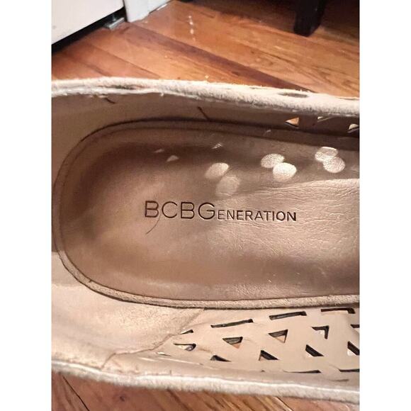 BCBGeneration Beige Suede Perforated Pointed Toe High Heel Size 8.5 Pre Owned - Picture 5 of 6